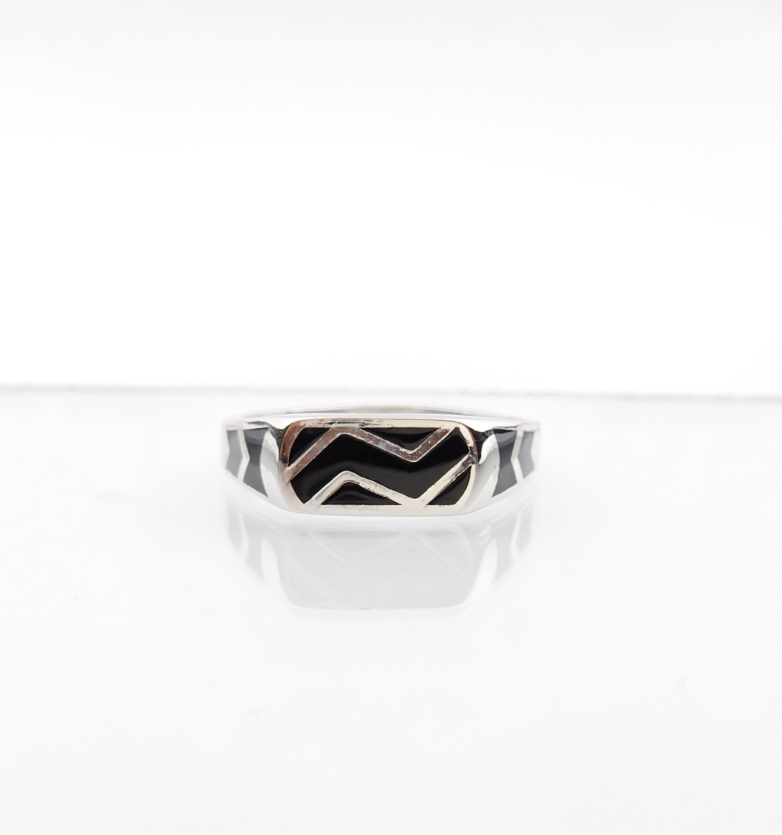 Vintage dome signet ring black